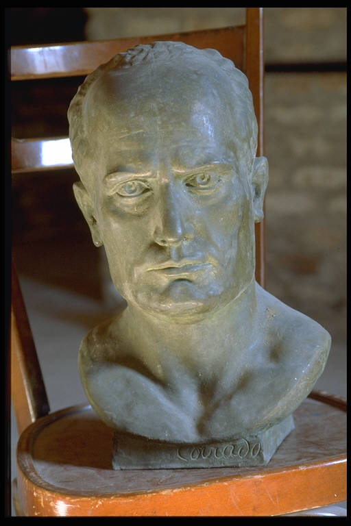 Benito Mussolini, BUSTO MASCHILE (scultura) di Corrado (secondo quarto sec. XX)