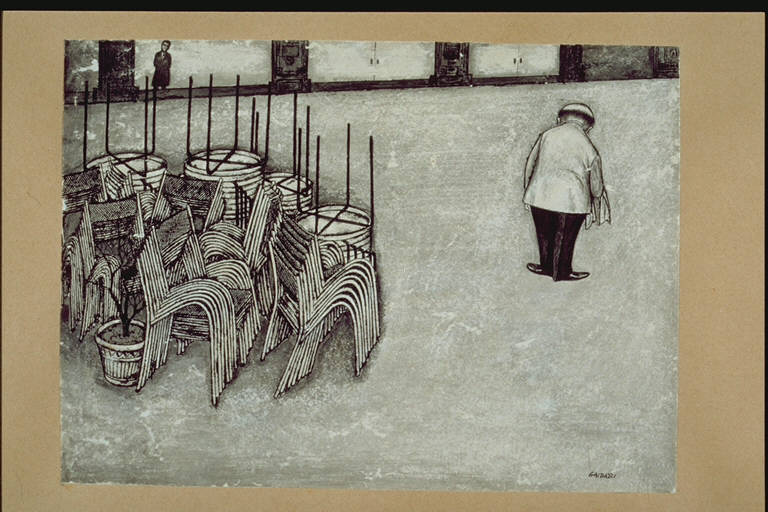 Vecchio cameriere, In un grande salone, molte sedie accatastate a sinistra; a destra, un ometto di spalle (disegno) di Gaibazzi, Remo (terzo quarto sec. XX)