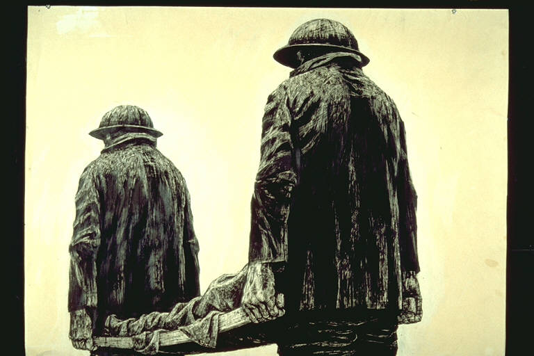 Tragedia nella miniera, Due figure maschili con elmetto in testa trasportano una barella (disegno) di Zanutto, Olengi, Sergio (terzo quarto sec. XX)