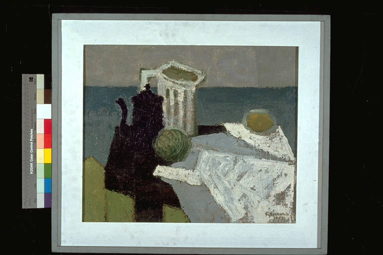Natura morta, Su un tavolo due cuccume da caffè e due frutti (dipinto) di Scaravelli, Giordano (terzo quarto sec. XX)