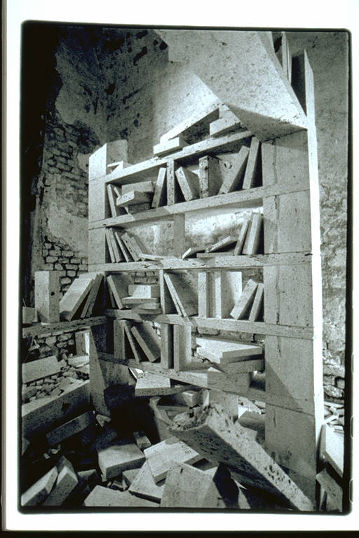 C'era una volta l'Accademia dei Georgofili, Ricostruzione della biblioteca dell'Accademia dei Georgofili di Firenze, devastata dopo lo scoppio della bomba nel 1993 (installazione) di Dompè, Maria (ultimo quarto sec. XX)