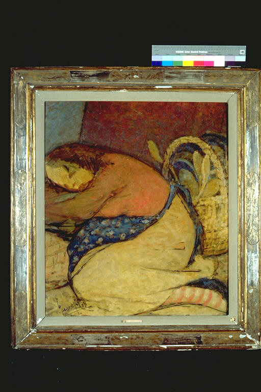 Pantofolaia a riposo, Figura femminile rannicchiata accanto ad una cesta (dipinto) di Guaresi, Costantino (terzo quarto sec. XX)