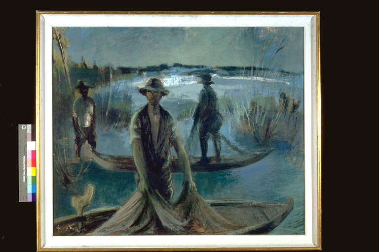 Sulle rive del Po, Tre pescatori con le reti sulle barche in un paesaggio fluviale (dipinto) di Motti, Giuseppe (terzo quarto sec. XX)