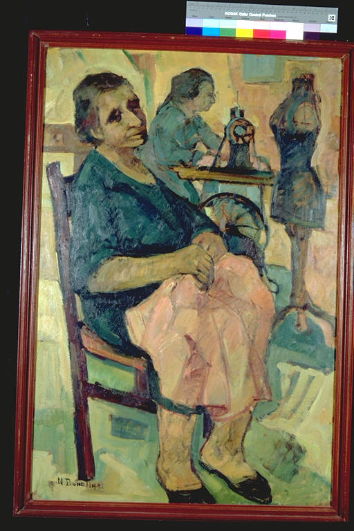 La sarta, Sarta seduta con abito da cucire in grembo Sullo sfondo, sarta alla macchina da cucire (dipinto) di Donella, Nelli (terzo quarto sec. XX)