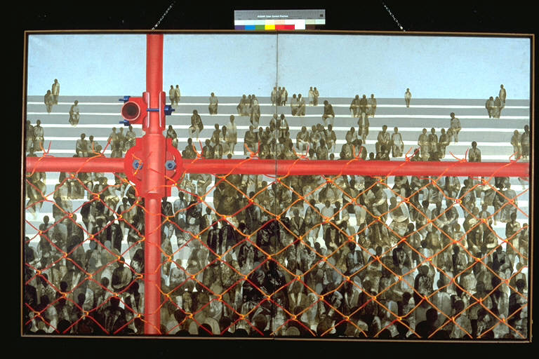 Panorama, In primo piano una rete attaccata a tubi raccordati con giunti; in secondo piano, folla su gradoni (dittico dipinto) di Boschi, Dino (terzo quarto sec. XX)