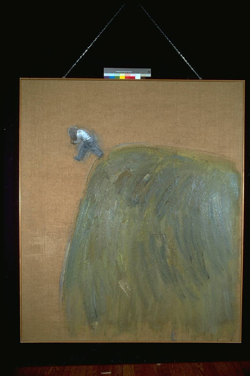 La testa nel sacco, Figura maschile con la testa coperta cammina su di un elemento tondeggiante gigantesco (dipinto) di Dall'Asta, Renzo (ultimo quarto sec. XX)