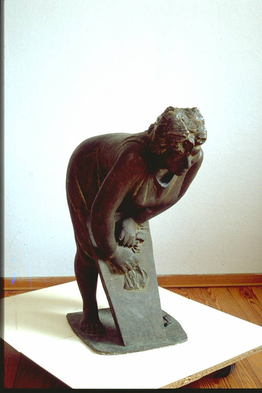 Donna che lava, Lavandaia (scultura) di Scalvini, Giuseppe (terzo quarto sec. XX)