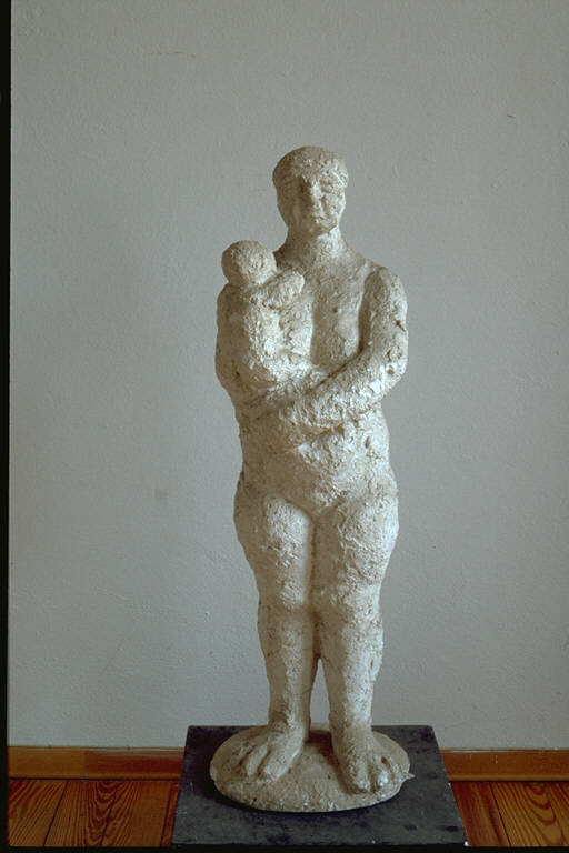 Maternità, Figura femminile con bambino in braccio (scultura) di Paganin, Giovanni (terzo quarto sec. XX)