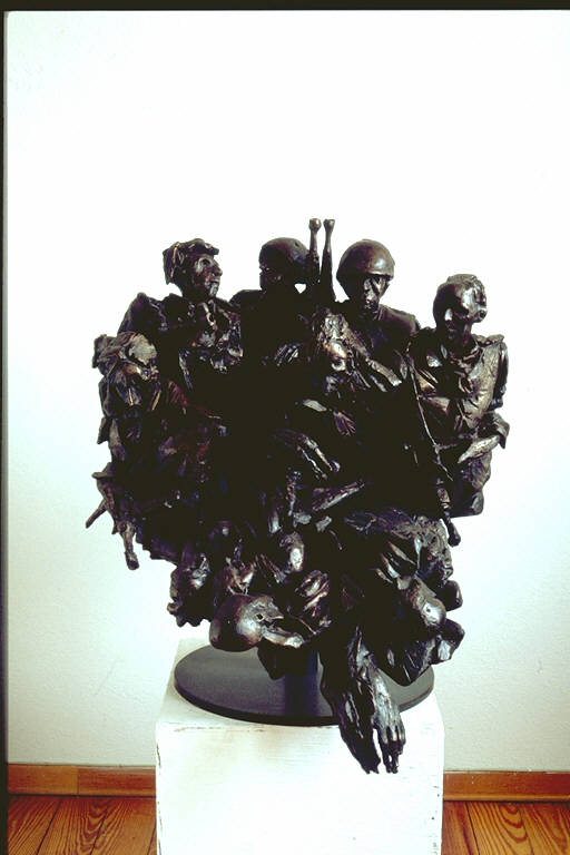 La guerra, Soldati armati contrapposti alle vittime (scultura) di Bodini, Floriano (terzo quarto sec. XX)