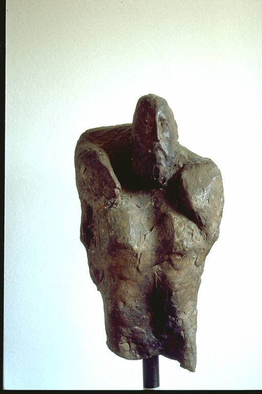 Pastore, Figura maschile che tiene un agnello sulle spalle (scultura) di Iandolo, Raffaele (terzo quarto sec. XX)