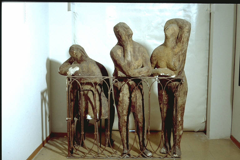 Donne al balcone, Due figure appoggiate ad una balaustra; una terza seduta (installazione) di Zarian, Nwarth (terzo quarto sec. XX)