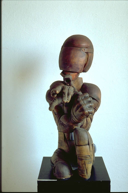 Saldatore, Figura seduta in tuta da lavoro e casco protettivo (scultura) di Marini, Giancarlo (terzo quarto sec. XX)