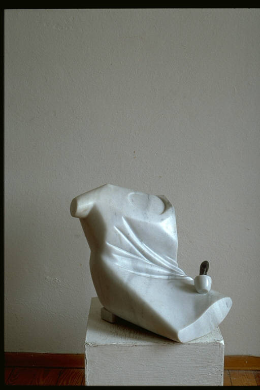 Un mattino - a morning, Torso femminile, comprensivo di parte delle gambe; sulla destra, una tazzina contenente un elemento sporgente in marmo nero (scultura) di Kyung, Hwai, Kim (ultimo quarto sec. XX)