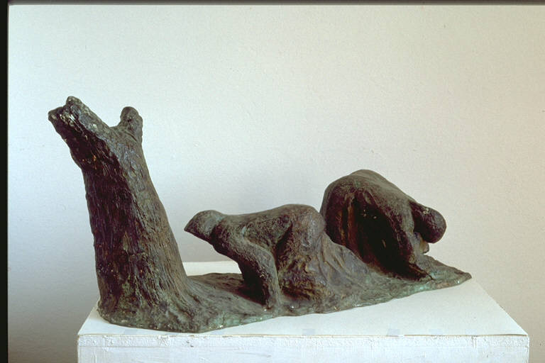 Donne al lavoro, Due donne chinate; accanto ad una, un tronco d'albero (scultura) di Gorni, Giuseppe (secondo quarto sec. XX)