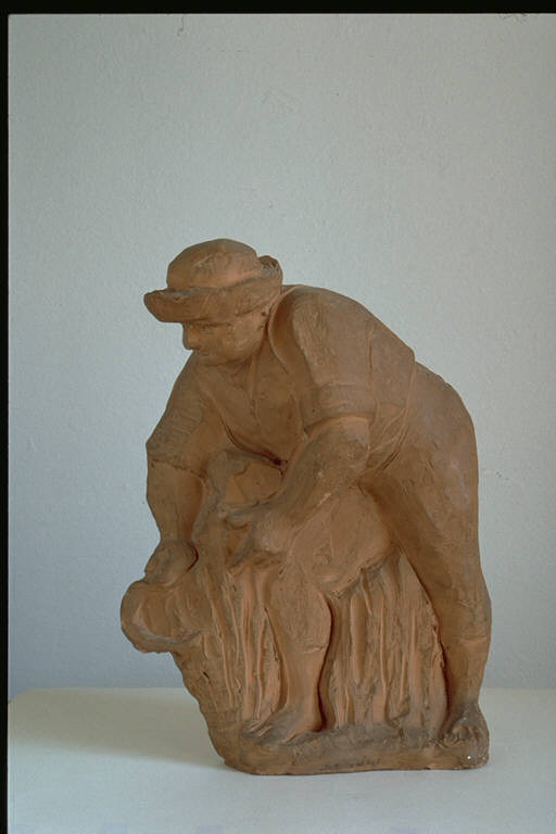 Mietitore, Contadino in atto di mietere con la falce (scultura) di Seguri, Albano (secondo quarto sec. XX)