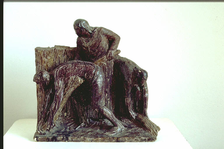 I mietitori, Due figure chinate tagliano il grano; una figura femminile eretta con spighe nella mano (scultura) di Scalvini, Giuseppe (terzo quarto sec. XX)