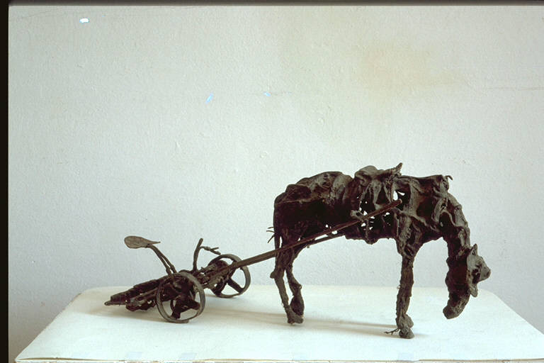 Riposo, Cavallo trainante una rastrellatrice (scultura) di Mo, Carlo (terzo quarto sec. XX)
