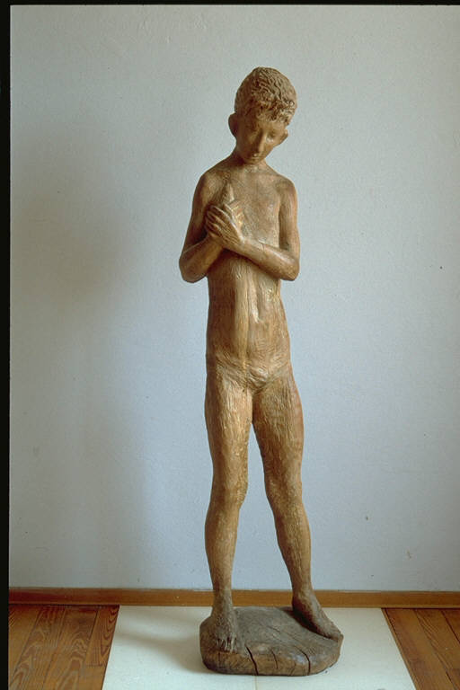Pescatore, Figura giovanile, eretta, con pesce in mano (scultura) di Murer, Augusto (terzo quarto sec. XX)