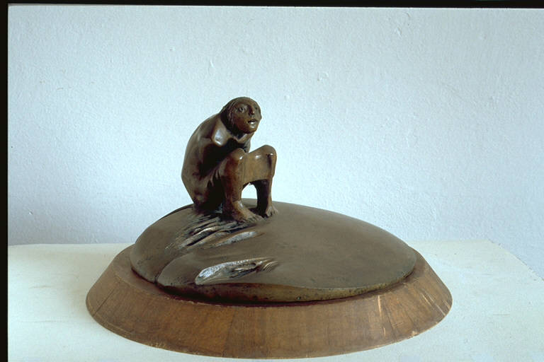 Donna in uno spazio rotondo, Figura femminile accucciata; lo spazio attorno è segnato, nelle sue vicinanze, da impressioni nel bronzo (scultura) di Vangi, Giuliano (terzo quarto sec. XX)