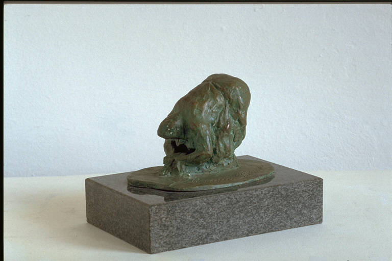 Contadina, Figura femminile velata chinata (scultura) di Gorni, Giuseppe (metà sec. XX)