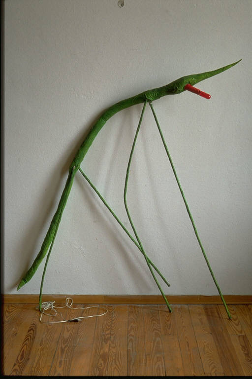 Figura in forma di rettile con quattro lunghe zampe; la lingua è costituita da una lampadina rossa (installazione) di Chinni, Silvano (ultimo quarto sec. XX)