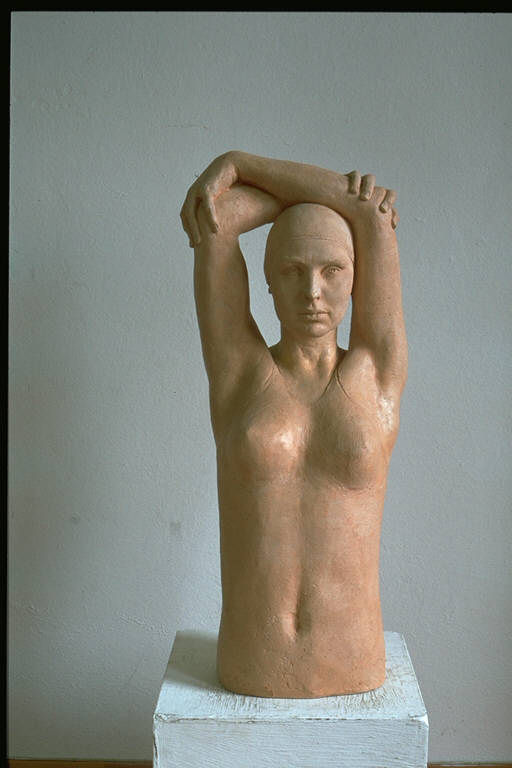 Busto di bagnante, Figura di nuotatrice a mezzobusto, con le braccia sopra la testa (scultura) di Bergomi, Giuseppe (ultimo quarto sec. XX)