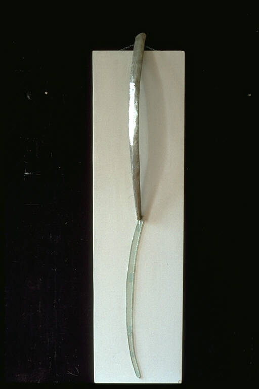Tragitto, L'opera è costituita da due elementi a forma di virgola, disposti l'uno, in acciaio, sopra l'altro, vitreo (scultura) di Habicher, Eduard (ultimo quarto sec. XX)
