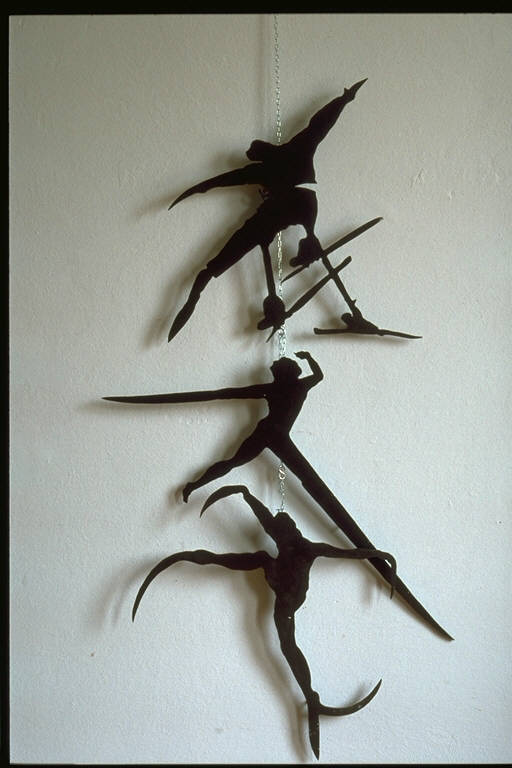 Antropocentrico, Figure umane con estremità degli arti appuntite, in posizioni di salto o danza (installazione) di Magrini, Marco (ultimo quarto sec. XX)