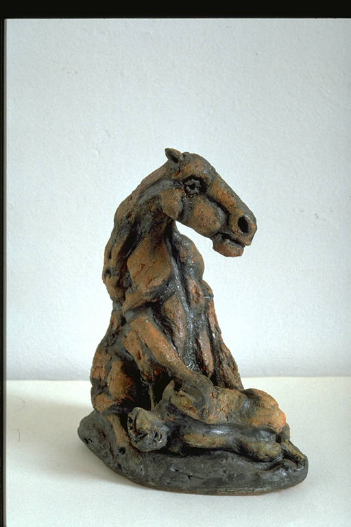 Cavallo seduto; sotto le sue zampe anteriori, figura umana schiacciata (scultura) di Fabbri, Agenore (sec. XX)