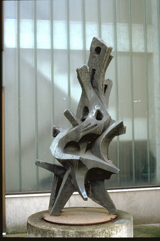 Operaio, Forma avviluppata, con una forte tensione alla verticalità, diversi elementi sporgono dal corpo centrale della scultura (scultura) di Cortelazzo, Gino (terzo quarto sec. XX)