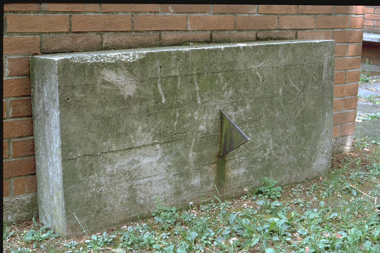 Scultura, Parallelepidedo in cemento, dal centro del quale emerge elemento triangolare appuntito in ferro (scultura) di Staccioli, Mauro (terzo quarto sec. XX)