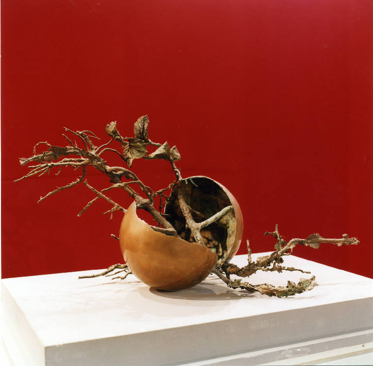 Grande frutto (scultura) di Cavaliere Alik (sec. XX)