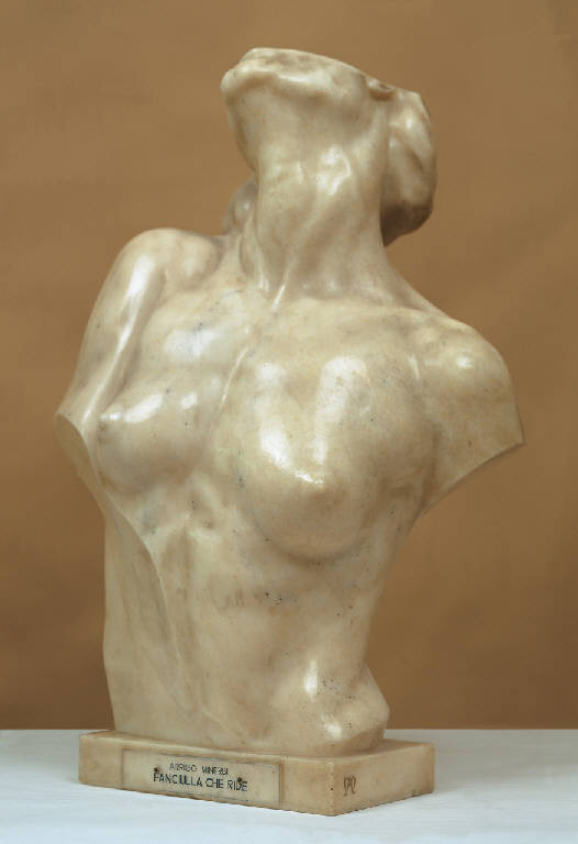 Fanciulla che ride, torso femminile (scultura) di Minerbi, Arrigo (primo quarto sec. XX)