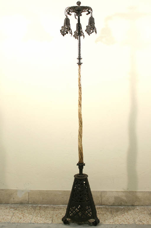 lampada a torciera con dente di narvalo (lampada) di Mazzucotelli Alessandro (primo quarto sec. XX)