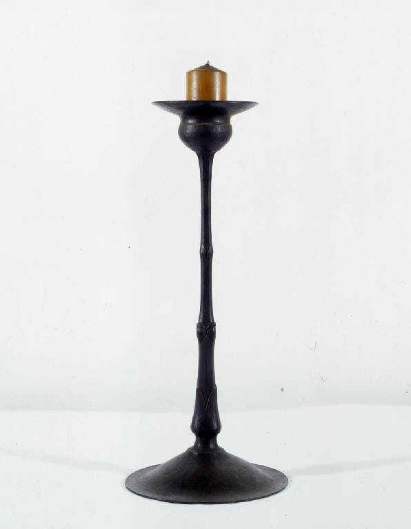 candeliere a forma di coppa (candeliere) di Gerardi, Alberto (secondo quarto sec. XX)
