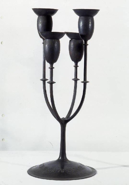 candeliere in ferro battuto a quattro bracci (candeliere) di Gerardi, Alberto (secondo quarto sec. XX)