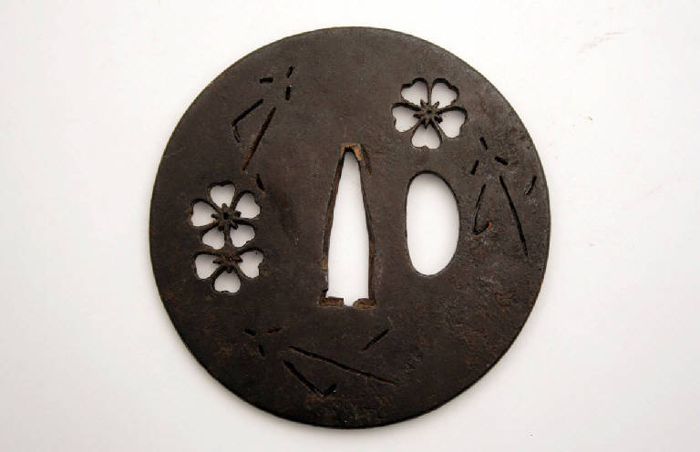 fiori di pruno (elsa di spada) - manifattura giapponese (sec. XIX)