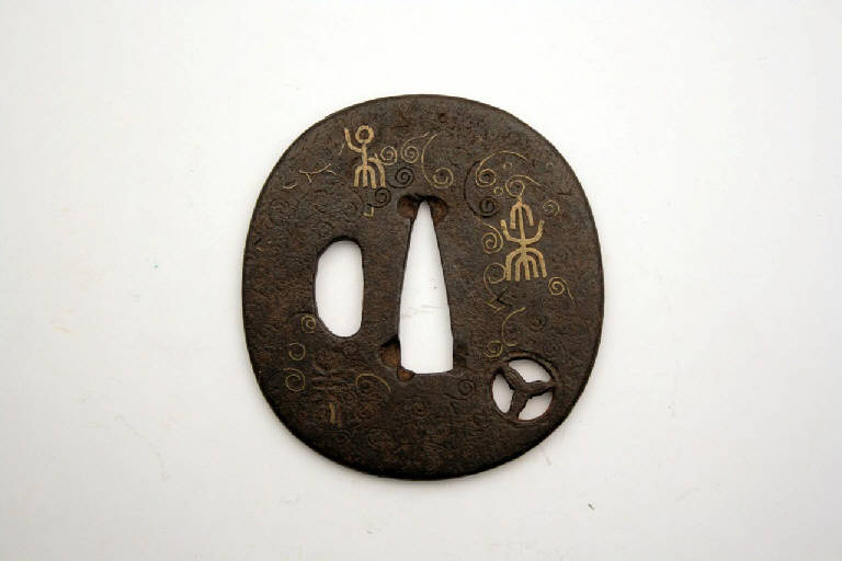 arabesco e caratteri cinesi (elsa di spada) - manifattura giapponese (secc. XVII/ XIX)