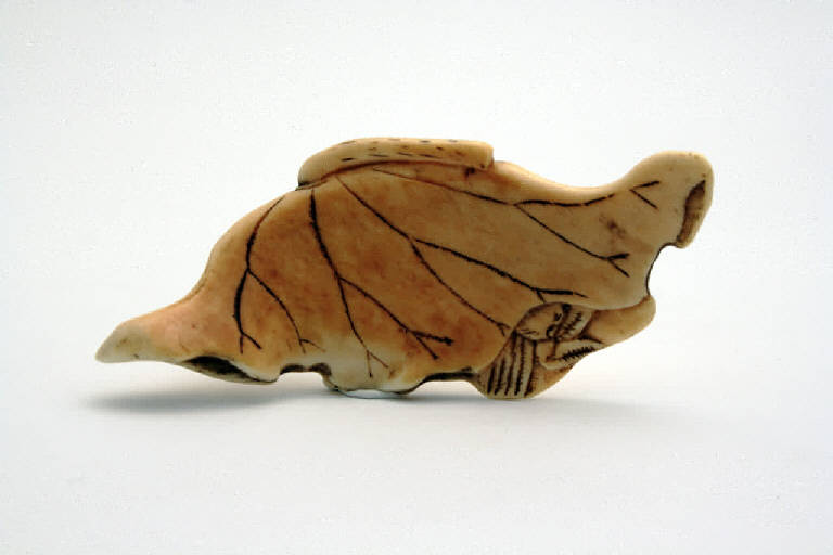 foglia con granchio (scultura) - manifattura giapponese (secc. XVIII/ XIX)