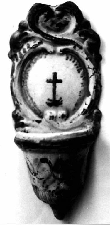 Stemma con croce su Calvario (acquasantiera a muro) - produzione di Faenza? (secc. XVIII/ XIX)
