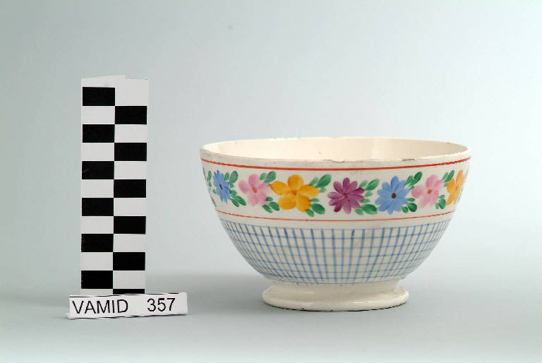 Motivi decorativi geometrici e floreali (ciotola) di Società Ceramica Revelli (metà sec. XX)