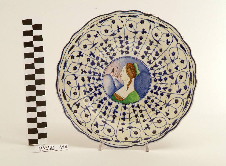 Motivi decorativi vegetali stilizzati con volto di dama (piatto) di Società Ceramica Italiana Laveno; Spertini Maria (sec. XX||sec. XX)