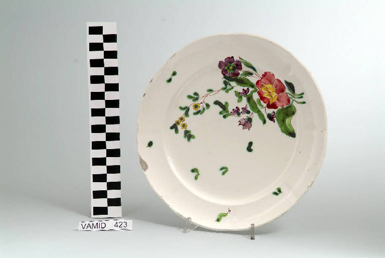 Fiori (piatto piano) di Società Ceramica Revelli (sec. XX)