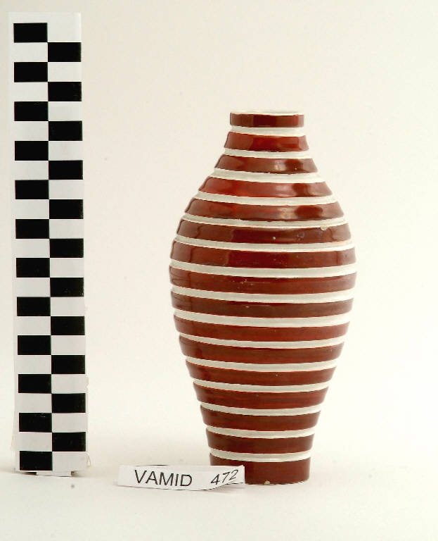 vaso portafiori di Rattaggi Sergio; Scuola Professionale per Ceramisti (sec. XX)