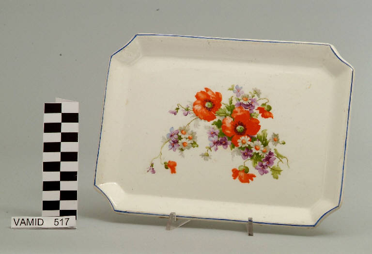 Papaveri, margherite e violette (vassoio) di Società Ceramica Revelli (primo quarto sec. XX)