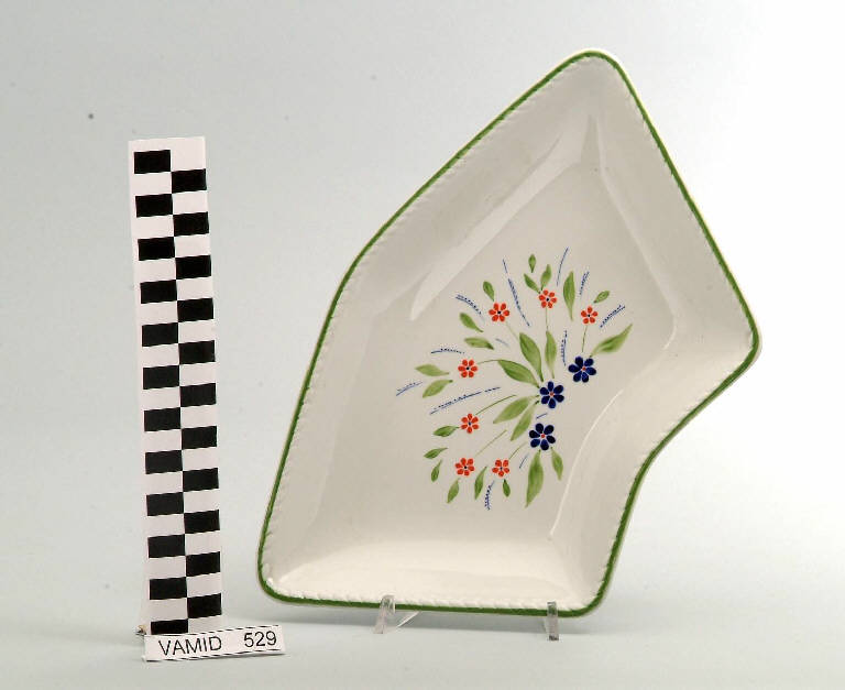 Motivi decorativi floreali stilizzati (piatto lunetta) di Società Ceramica Richard Ginori (seconda metà sec. XX)