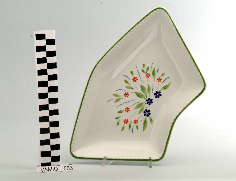 Motivi decorativi floreali stilizzati (piatto lunetta) di Società Ceramica Richard Ginori (seconda metà sec. XX)