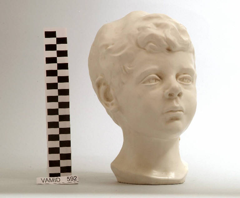 Testa di fanciullo (scultura) di Rossi Riccardo; Ditta Deam (seconda metà sec. XX)