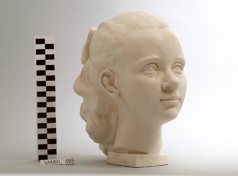 Testa di fanciulla (scultura) di Rossi Riccardo; Ditta Deam (seconda metà sec. XX)