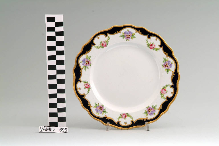 Motivi decorativi floreali (piatto da frutta) di Società Ceramica Italiana Laveno (inizio sec. XX)